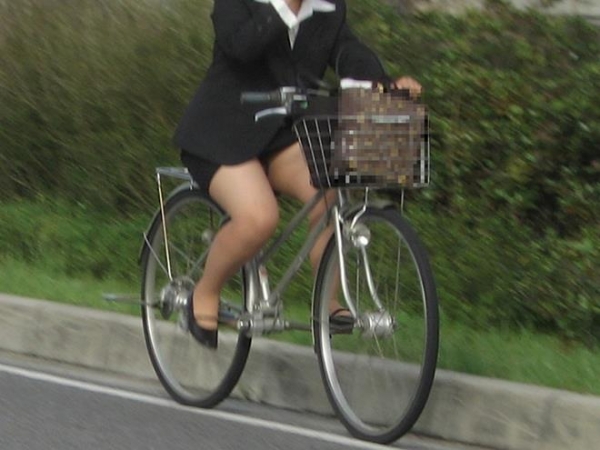 自転車パンチラエロ画像 8