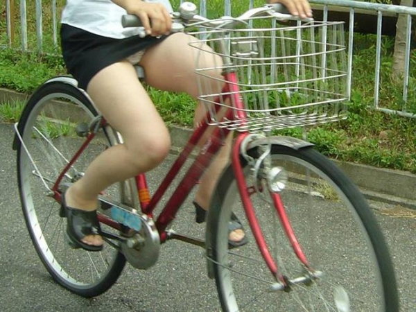 自転車パンチラエロ画像 19