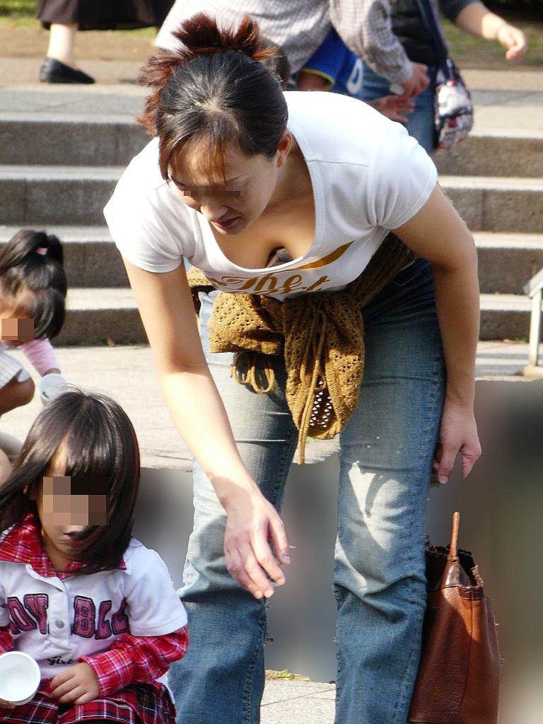 子連れママパイチラ 無防備な奥様が見せた胸チラをバッチリ盗撮に成功したエロ画像をまとめてみた - 盗撮画像ログ