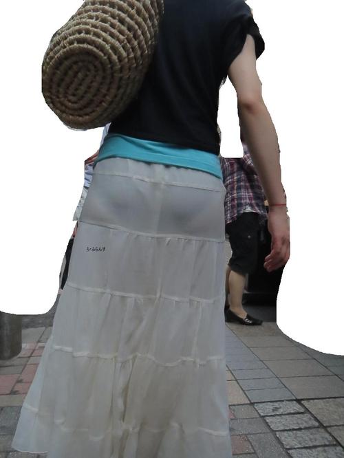 シースルー系のギリギリ透けてる夏っぽいスカートにパンツを透けさせてるエロ画像 No.1
