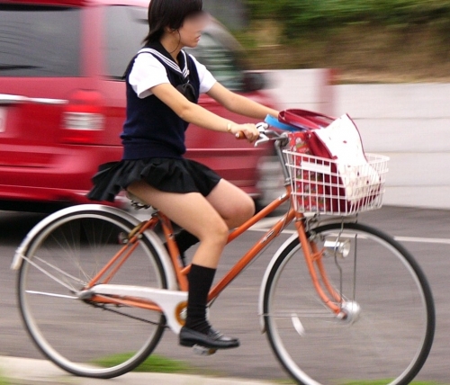 パンチラを気にせず自転車を乗り回すJKの盗撮エロ画像を集めてみましたｗ No.1