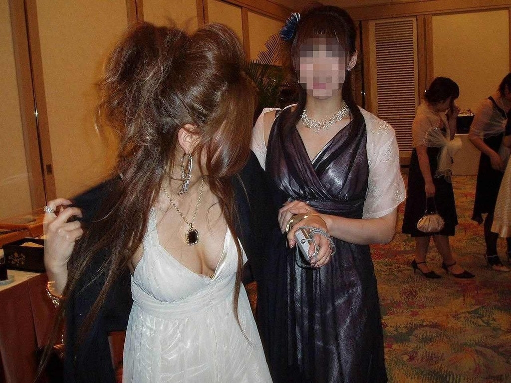 子連れママパイチラ 無防備な奥様が見せた胸チラをバッチリ盗撮に成功したエロ画像をまとめてみた - 盗撮画像ログ