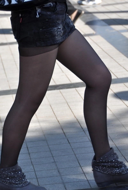 黒パンストを穿いたお姉さんのむちっとした足がエロすぎる盗撮画像をどうぞｗ No.1